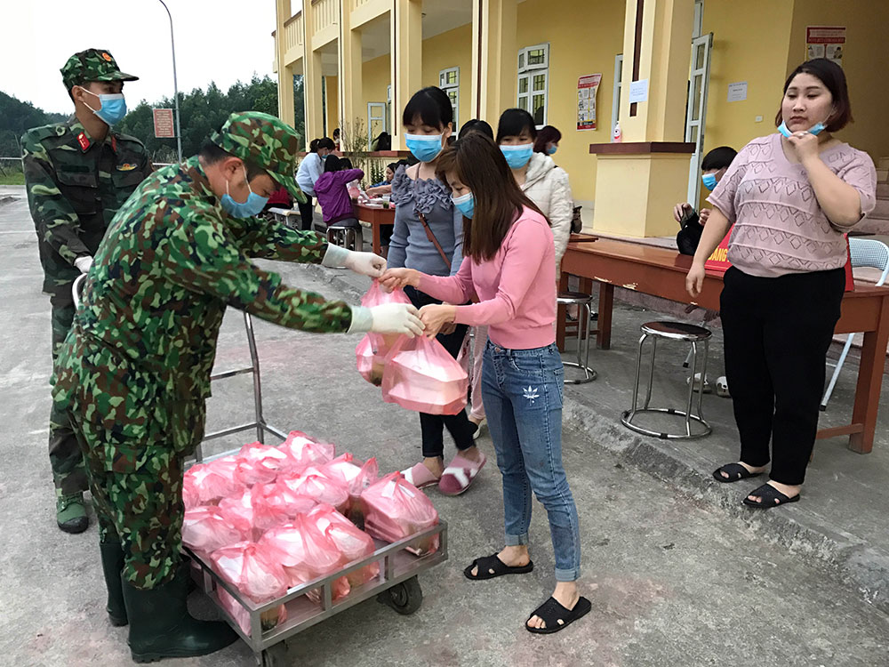 Giờ nhận cơm tại khu cách ly Trung đoàn 750, Bộ CHQS tỉnh Bắc Kạn.